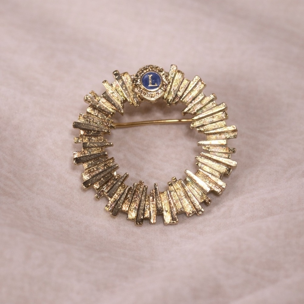 Vintage Lions Club International Pin Gold Tone Wreath Blue L Emblem Lapel Pin
